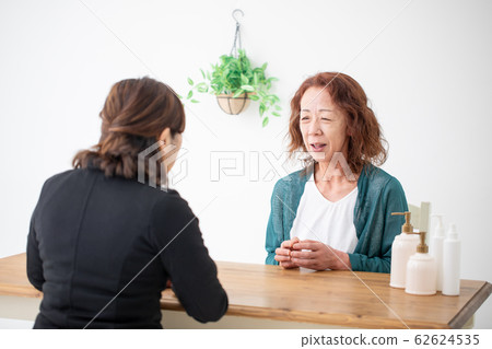 成熟的女人接受諮詢 62624535