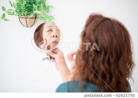 患有皮膚病的成熟女人 患有皮膚病的成熟女人 62625756