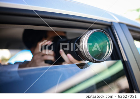 一個男人從車內拍照 62627051