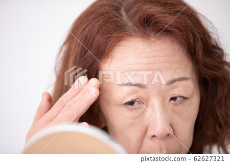 患有皮膚病的成熟女人 患有皮膚病的成熟女人 62627321