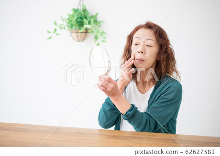 患有皮膚病的成熟女人 患有皮膚病的成熟女人 62627381