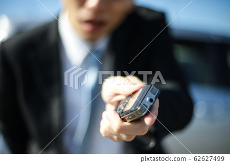 一名男子指著錄音機 62627499