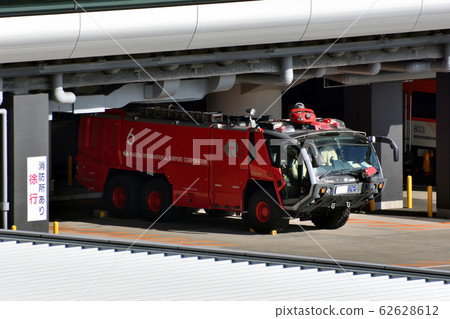 成田機場的大型化學消防車 照片素材 圖片 圖庫