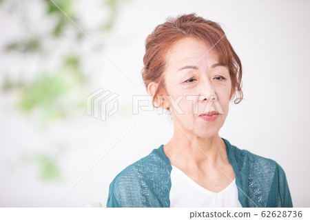 Middle-aged women Middle-aged women 62628736