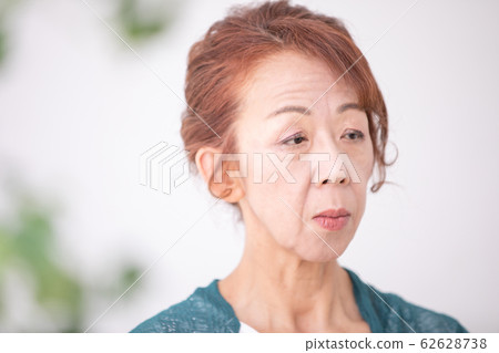 Middle-aged women Middle-aged women 62628738