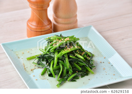 Spinach saute (seasoned with vegetable bouillon consomme). Simple time saving recipe. 62629158