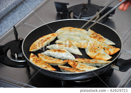 Gyoza dumpling frying pan 62629721