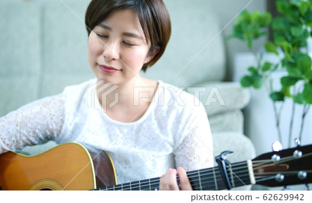 民謠吉他的女人 62629942