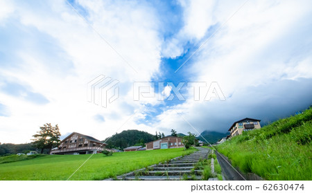 這是大千寺的城市景觀的遠景。這是大仙的起點。大仙升起在雨雲後面。鳥取縣 62630474