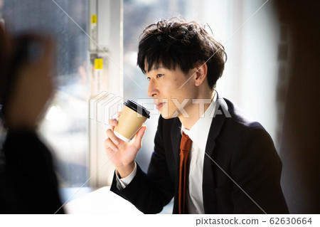 上班族在休息時喝咖啡 上班族在休息時喝咖啡 62630664