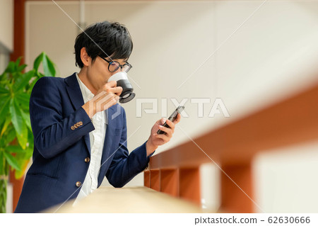 上班族在休息時喝咖啡 62630666