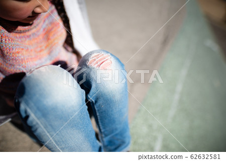 膝蓋撕裂牛仔褲 62632581