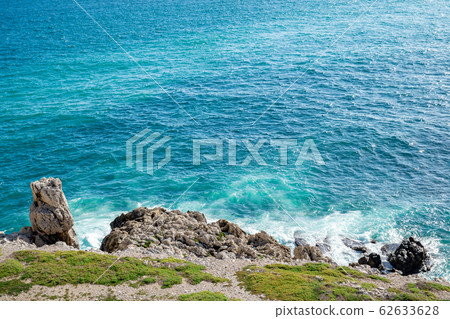 Sea waves break by a reef on the coast 62633628
