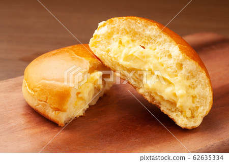 Cream bread 62635334
