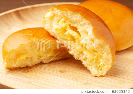Cream bread 62635343