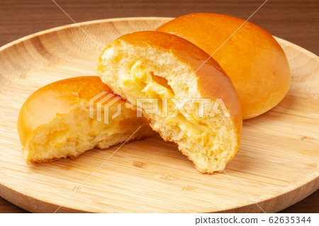 Cream bread 62635344