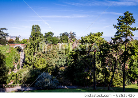Sibyl temple and pond in Buttes-Chaumont Park, Sibyl temple and pond in Buttes-Chaumont Park, 62635420