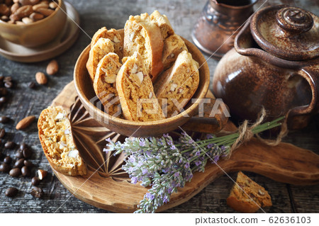 Italian cookies: almond and lavender cantuccini 62636103