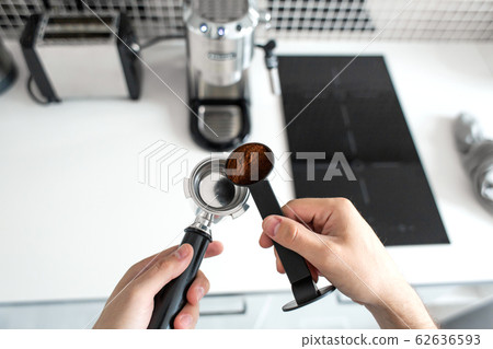 Guy prepare delicious aromatic coffee in a coffee Guy prepare delicious aromatic coffee in a coffee 62636593