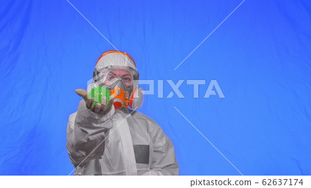 Doctor in respirator show a virus model. Slow motion. Woman wearing protect medical aerosol spray paint mask. Green ball spike thorn. Doctor in respirator show a virus model. Slow motion. Woman wearing protect medical aerosol spray paint mask. Green ball spike thorn. 62637174