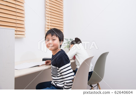 Elementary school children studying in the living room Elementary school children studying in the living room 62640604