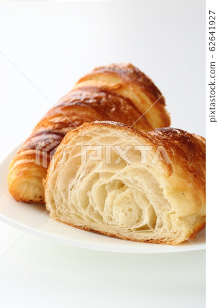 Half cut croissant 62641927