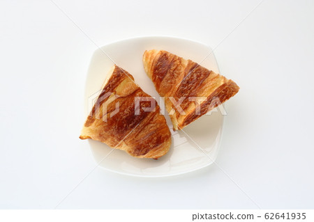 Half cut croissant 62641935