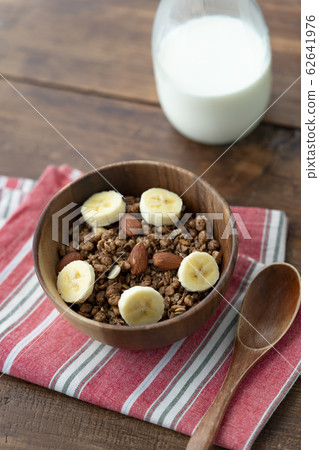 Nut cereal with banana 62641976