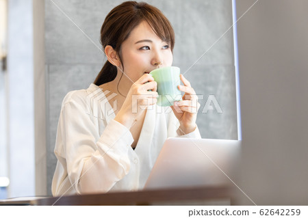 一個女人喝咖啡 一個女人喝咖啡 62642259