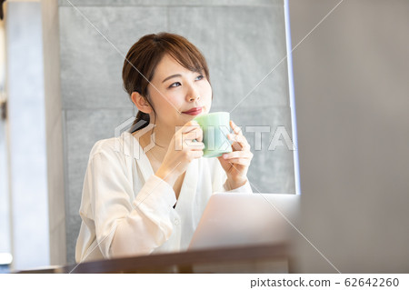一個女人喝咖啡 一個女人喝咖啡 62642260