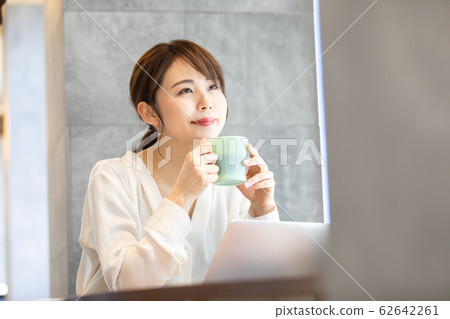 一個女人喝咖啡 一個女人喝咖啡 62642261