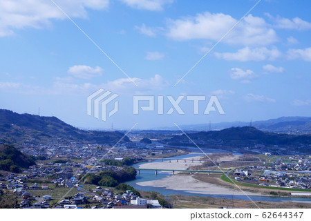 滿滿的佐藤奇諾河和依山後山全景 滿滿的佐藤奇諾河和依山後山全景 62644347