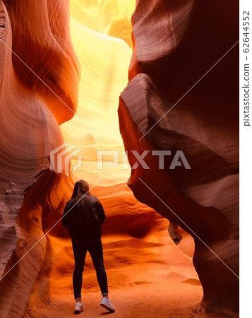羚羊峽谷的女性背影 62644552