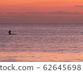 粉紅時刻海和衝浪者 62645698