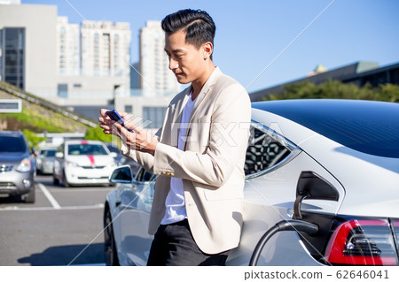 man Charges electric car 62646041