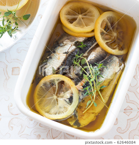 oil sardine 62646084