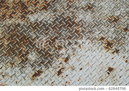 Surface of white painted striped steel plate with rust in places 62648706