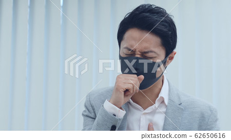 Men coughing 62650616