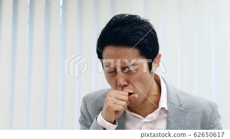 男人咳嗽 男人咳嗽 62650617