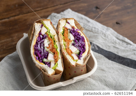 Noodle sandwich with chicken and vegetables Noodle sandwich with chicken and vegetables 62651194