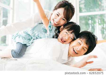 Family young 62652075