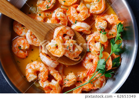 Italian shrimp scampi on a skillet, close-up Italian shrimp scampi on a skillet, close-up 62653349