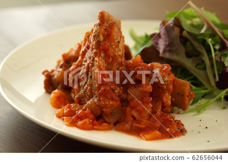 Spare ribs in stewed tomato sauce Spare ribs in stewed tomato sauce 62656044