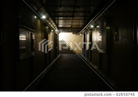 昏暗的地下通道 昏暗的地下通道 62658748