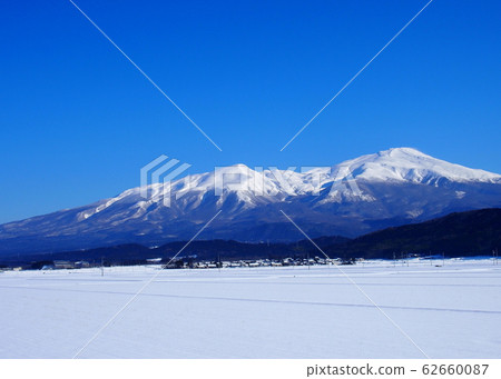 Blue sky and winter bird sea mountain 62660087