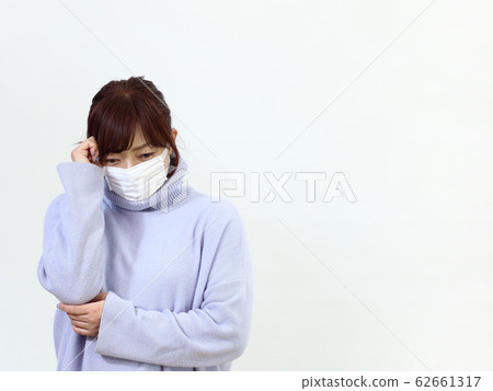 woman wearing a mask 62661317