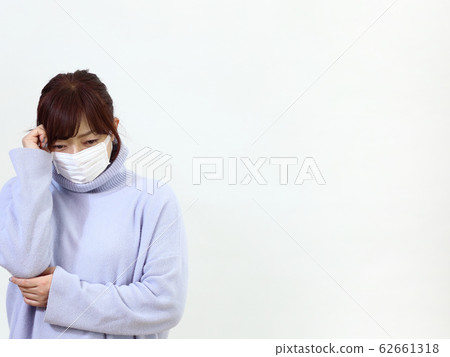 woman wearing a mask 62661318