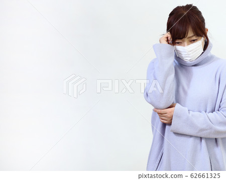 woman wearing a mask 62661325