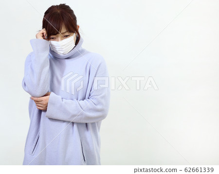 woman wearing a mask 62661339