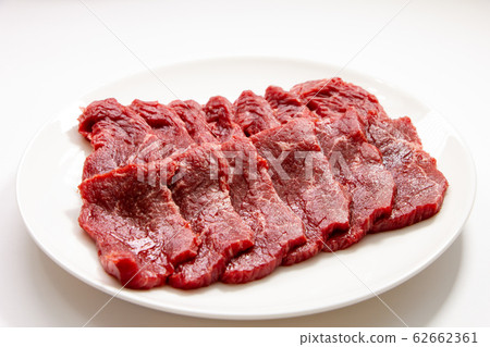 For domestic beef, peach and yakiniku (about 200g). (White plate, white background) 62662361